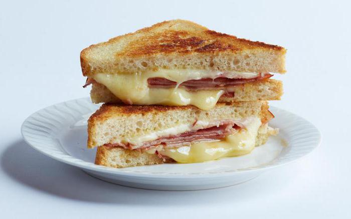 クラシックなサンドイッチ（ハムとチーズ付）は、心のこもった朝食に最適です